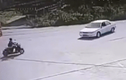 Video: Va chạm kinh hoàng, nam thanh niên văng lên nóc ô tô