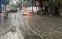 Nhiều tuyến phố ở Hà Nội ngập sâu sau trận mưa lớn sáng nay