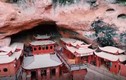 Video: Ngôi chùa cổ ẩn mình trong hốc đá ở Trung Quốc