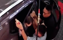 Video: Mẹ bất cẩn khiến con kẹt cổ vào cửa ô tô 