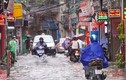 Nhiều tuyến phố Hà Nội ngập sâu, nước tràn vào nhà dân