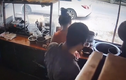 Video: Nữ tài xế bị con gái "cướp" vô lăng, ô tô gây tai nạn 