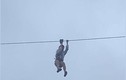 Video: Giải cứu nữ du khách mắc kẹt trên đường trượt zipline