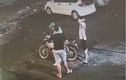 Video: Tài xế xe ôm “tung cước” đạp hai tên cướp xe máy 
