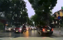 Video: Nữ tài xế Mercedes-Benz hành động lạ giữa phố 