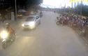 Video: Thấy nhóm học sinh chờ qua đường, tài xế hành động đáng khen 