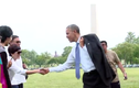 TT Mỹ Obama thân thiện trò chuyện, chụp ảnh với người dân