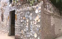 Dị nhân gắn hàng nghìn bát đĩa cổ khắp tường nhà