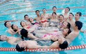 SV Thủy lợi mặc bikini chụp ảnh kỷ yếu “quẩy tung” bể bơi