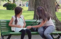 Bé gái “mang bầu” ngồi trong công viên gây kinh ngạc