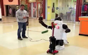 Cười rụng rốn xem robot tỏ tình với máy hút bụi