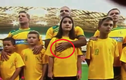 Clip Cầu thủ Australia vuốt ve ngực con gái ngay trên sân bóng