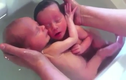 Xúc động hai bé sơ sinh ôm nhau không rời khi tắm