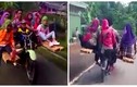Cảnh xe máy kẹp 9 ở Indonesia gây thót tim