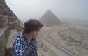 Thanh niên liều mạng leo lên đỉnh kim tự tháp ở Ai Cập