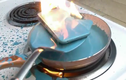 iPhone bốc cháy dữ dội khi cho vào sáp màu nóng chảy