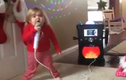 Bé gái hát karaoke đầy máu lửa gây sốt