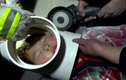 Clip: Giải cứu bé trai 5 tuổi bị kẹt đầu trong ống nhựa