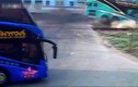 Kinh hoàng clip tàu hỏa đâm ngang xe bus