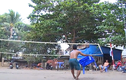 Chơi bóng chuyền bằng bàn nhựa, miếng gỗ cực độc ở Sài Gòn