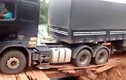 Thót tim cảnh xe tải siêu trọng vượt cầu gỗ thô sơ