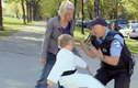 Clip: Cậu bé đá vào chỗ hiểm của cảnh sát