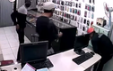 Trộm đập phá, vơ vét điện thoại trong cửa hàng
