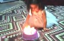 Bé gái sợ hãi vì tóc bị bốc cháy khi thổi nến sinh nhật