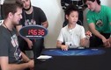 Thán phục bé 7 tuổi giải rubik bằng 1 tay trong 27 giây
