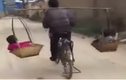 Đứng hình cảnh người đàn ông vừa đạp xe vừa gánh hai em bé