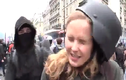 Tác nghiệp giữa đám đông biểu tình, nữ phóng viên bị đánh lật mũ