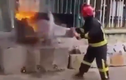 Ngỡ ngàng xem lính cứu hỏa dùng nước soda để dập lửa