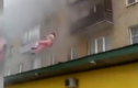 Clip kinh hoàng: Cháy nhà, bố mẹ ném con từ tầng 5