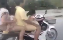 Bé gái lái xe máy chở cả gia đình lao vun vút trên phố