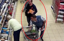 Phẫn nộ cảnh hai gã đàn ông trộm ví phụ nữ trong siêu thị