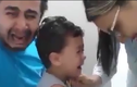 Video: Bố khóc như mưa khi con trai bị tiêm