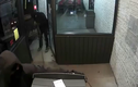Trộm liều lĩnh dùng xe tải kéo bật cây ATM của siêu thị