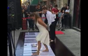 Cặp đôi nhảy múa, chơi nhạc cực đỉnh trên phím đàn khổng lồ