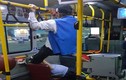 Chiếm ghế trên xe bus, chàng trai bị ông lão sút vào mặt