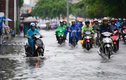 Ảnh: Người dân Sài Gòn lại lội bì bõm sau mưa lớn