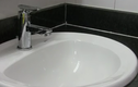 Các bước xử lý vòi nước rửa tay bị rỉ nước ở thân 