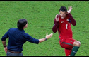 Những tình huống “hài hước” khi bắt tay trong bóng đá