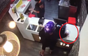 Video: Màn cuỗm điện thoại tinh vi của “nữ quái” trong cửa hàng
