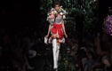 Video: Người mẫu biến thành bó hoa khổng lồ trên sàn diễn