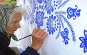 Cụ bà 90 tuổi mắt kém vẫn mải mê tự vẽ trang trí tường nhà