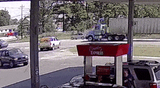 Video: Bị container đè bẹp, nữ tài xế xe sedan thoát chết trong gang tấc