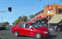 Video: Chuyển hướng đột ngột, hai ô tô đâm văng nhau giữa ngã tư