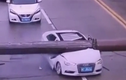 Video: Cần trục đè bẹp đầu ô tô Audi, tài xế thoát chết thần kỳ