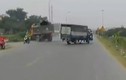 Video: Xe ben phanh cháy lốp để tránh xe tải sang đường