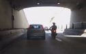 Video: Hùng hổ giơ chân đá ô tô, thanh niên đi xe máy té ngã sấp mặt